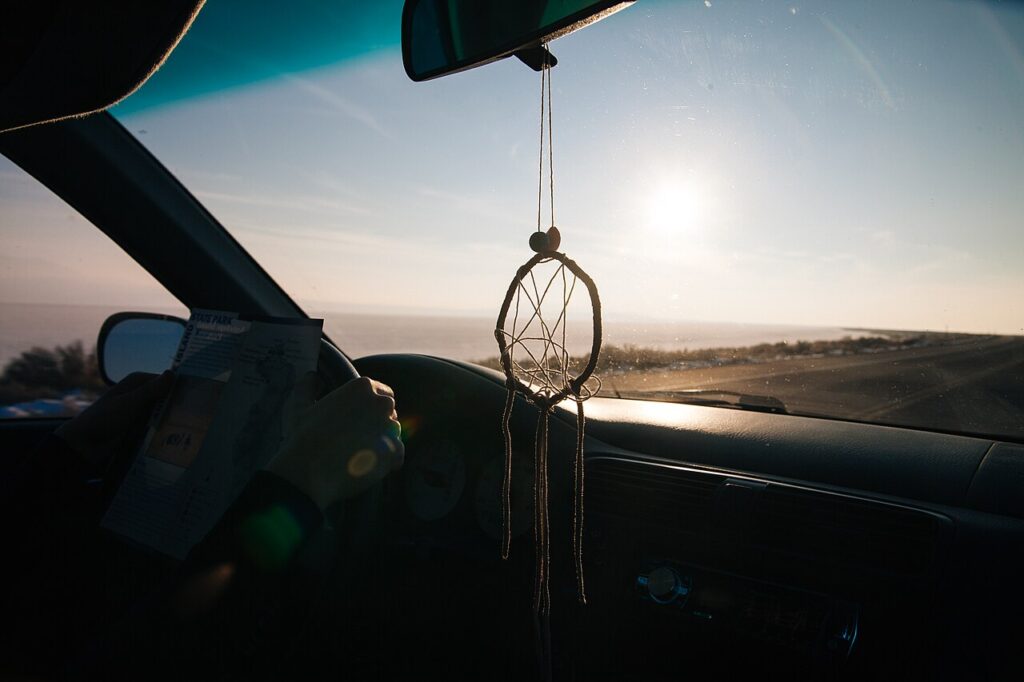 Carro em uma estrada à beira-mar