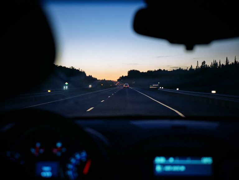 Viagem de carro ao entardecer