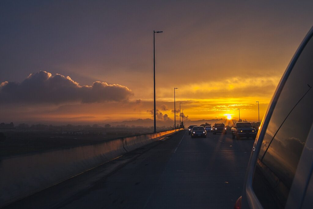 Rodovia ao pôr do sol