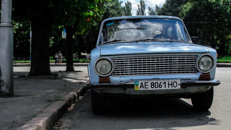 Carro antigo estacionado em uma rua