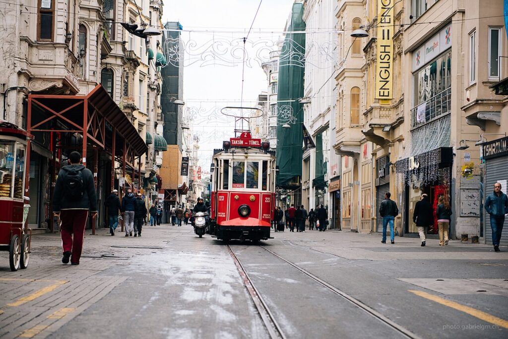 Bonde vermelho em uma rua da cidade