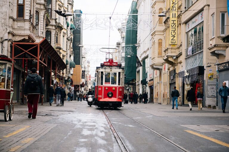 Bonde vermelho em uma rua da cidade