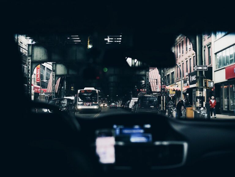 Interior de um carro à noite