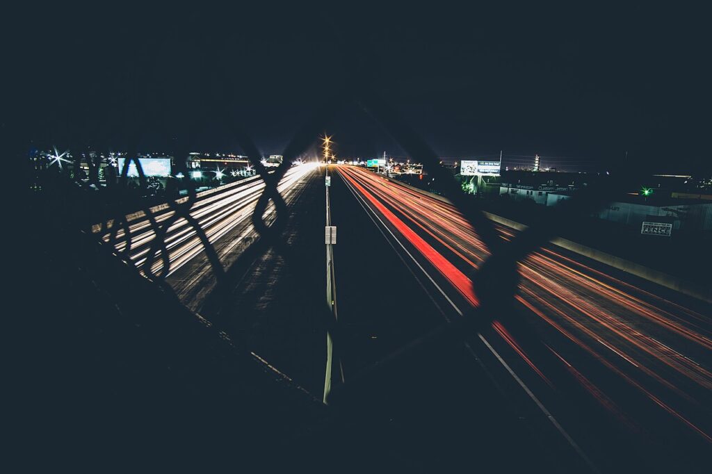Rastros de luz de veículos em uma rodovia de pista dupla